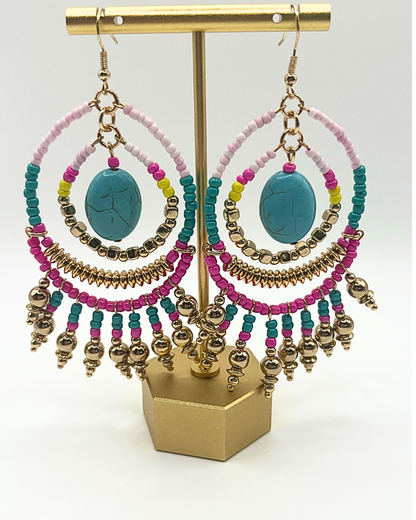 Oorbellen ovaal bohostijl goud, roze en blauw
