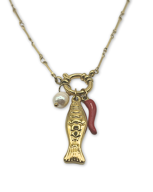 Goudkleurige schakelketting met zoetwaterparel en vis en rode peper bedels