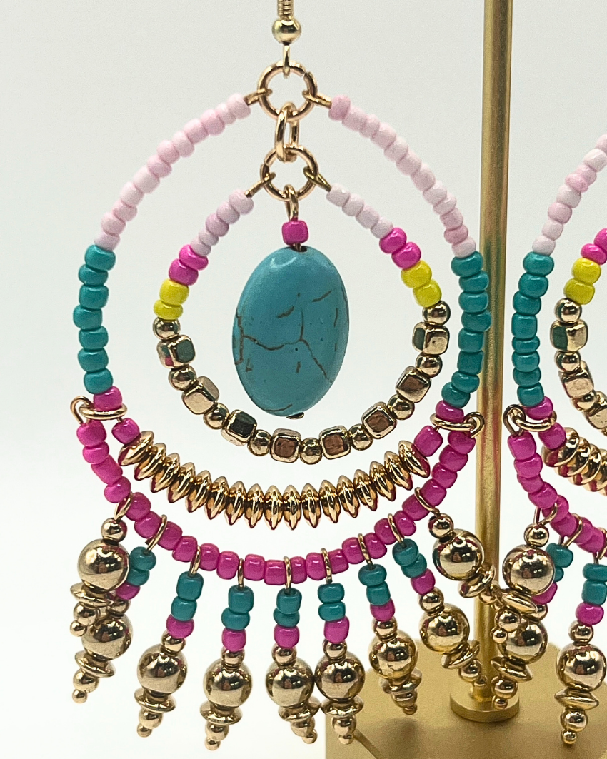 Oorbellen ovaal bohostijl goud, roze en blauw
