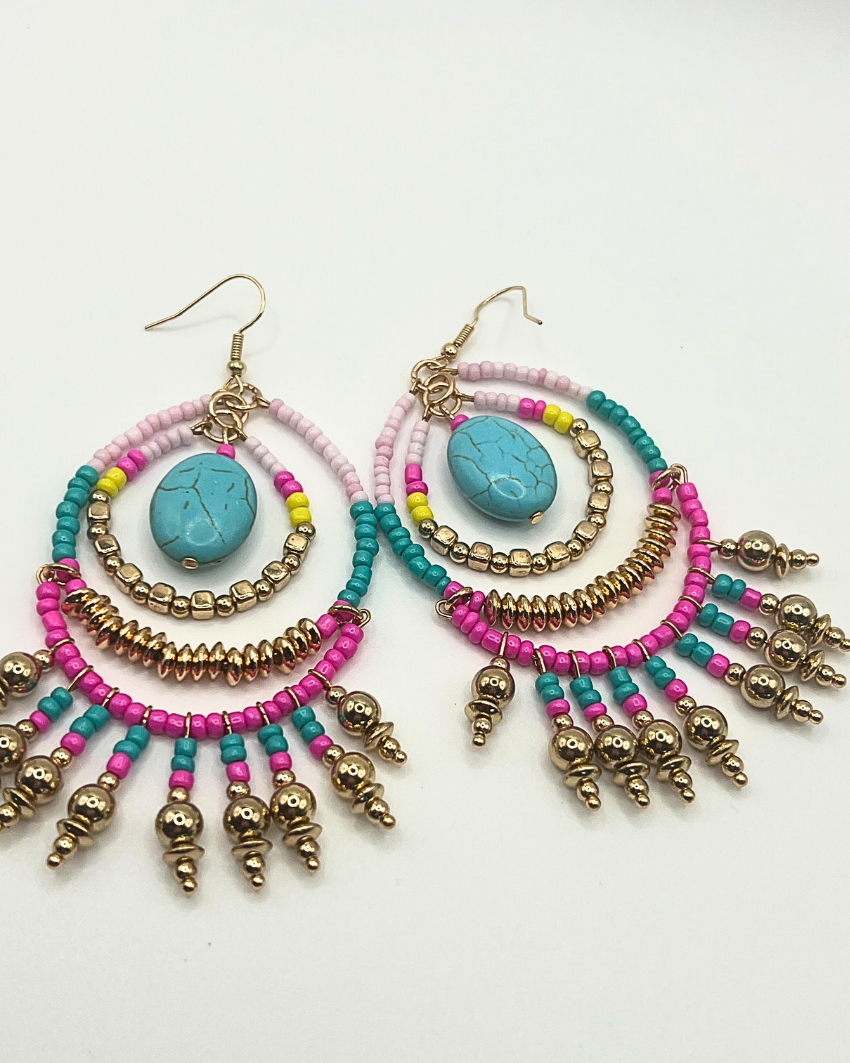 Oorbellen ovaal bohostijl goud, roze en blauw
