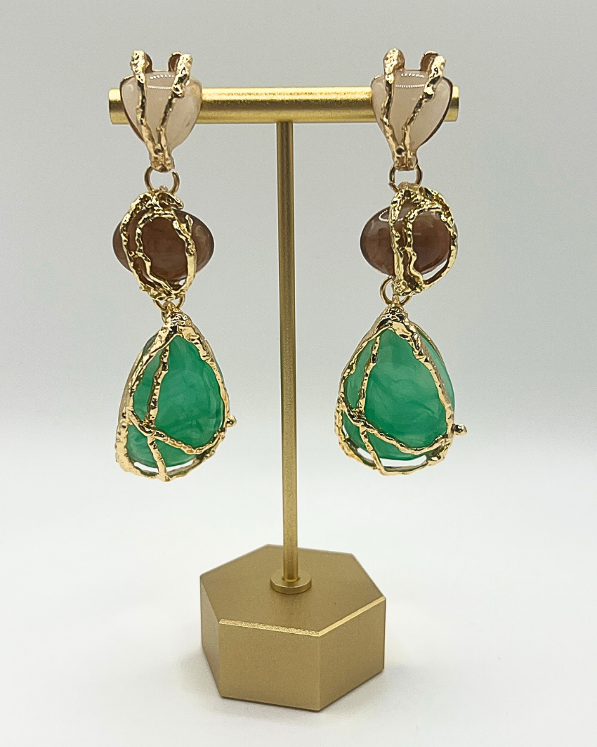 Oorhangers met groene en bruine steen