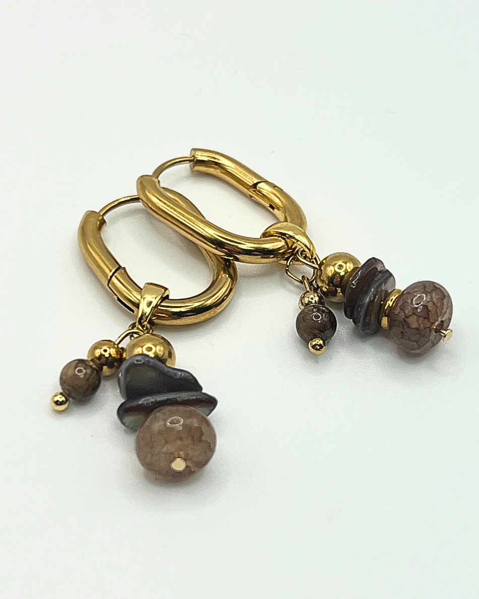 Goudkleurige ovalen oorhangers met bruine kralen