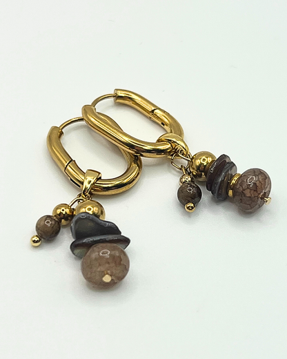 Goudkleurige ovalen oorhangers met bruine kralen