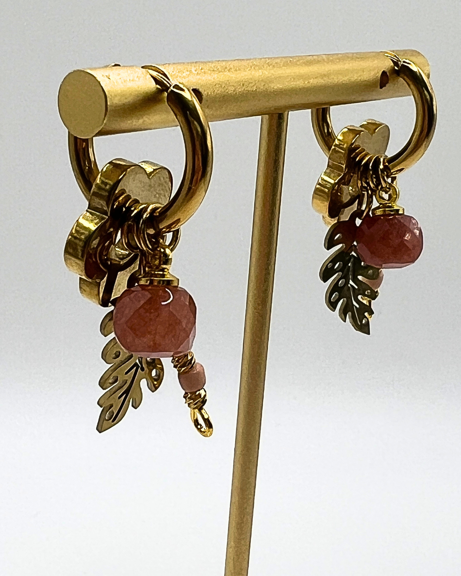 Goudkleurige oorringen met bedels van aarbei kristal, roze kralen, blaadje en bloem