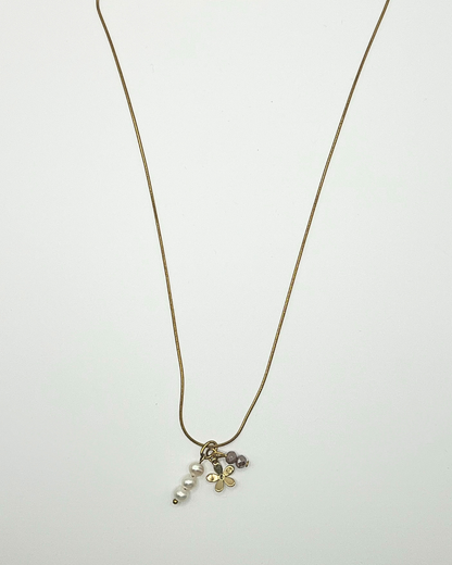 Goudkleurige ketting met drie bedels van parels, bloem en facetkralen