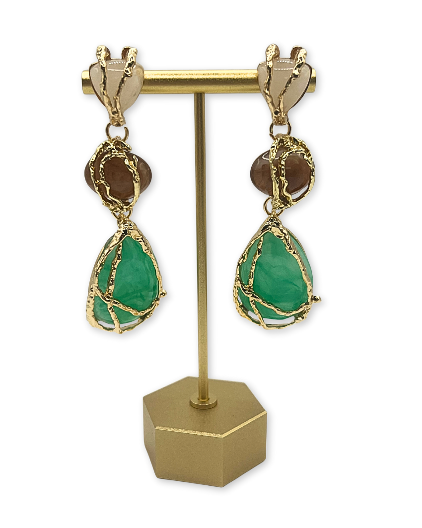 Oorhangers met groene en bruine steen