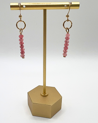 Vintage oorbellen met roze natuursteen kraal.