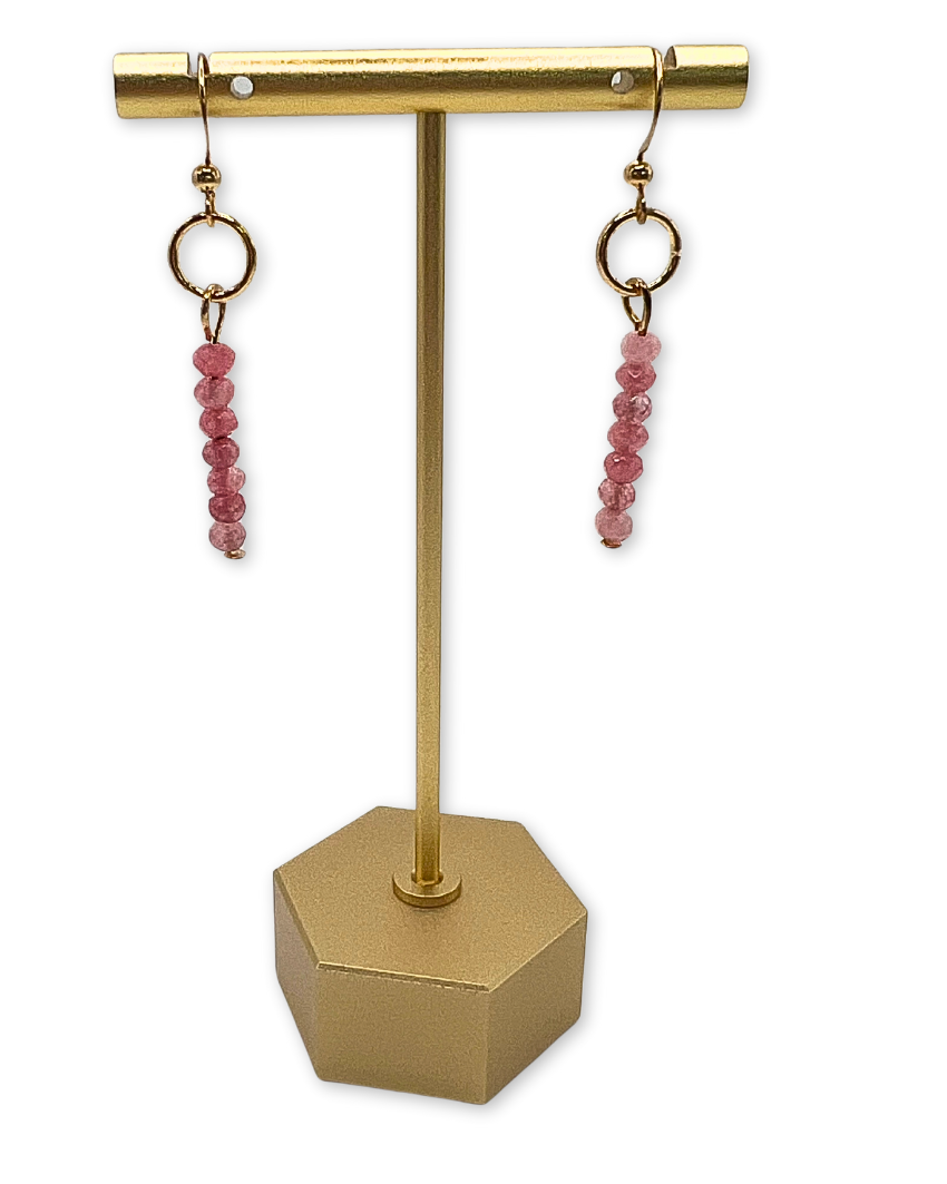 Vintage oorbellen met roze natuursteen kraal.