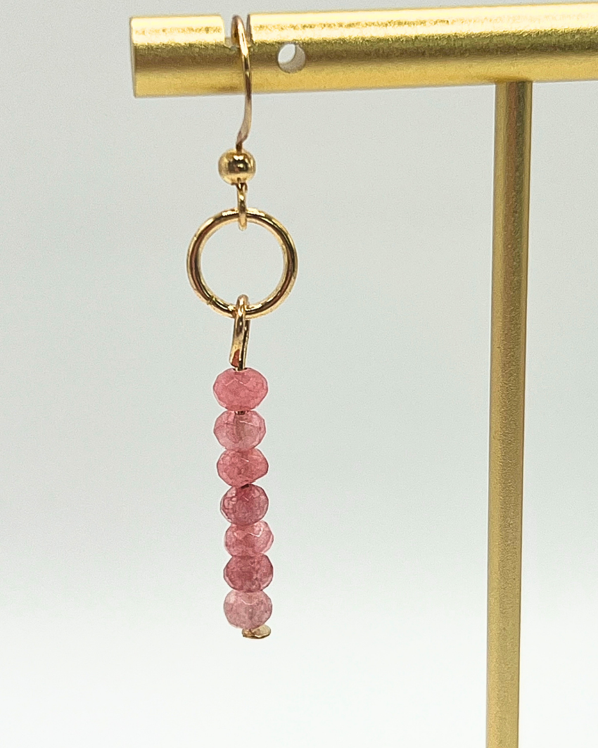 Vintage oorbellen met roze natuursteen kraal.