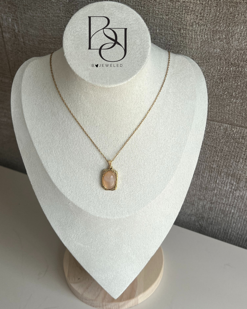 Goudkleurige roestvrijstalen ketting met roze bedel van bergkristal