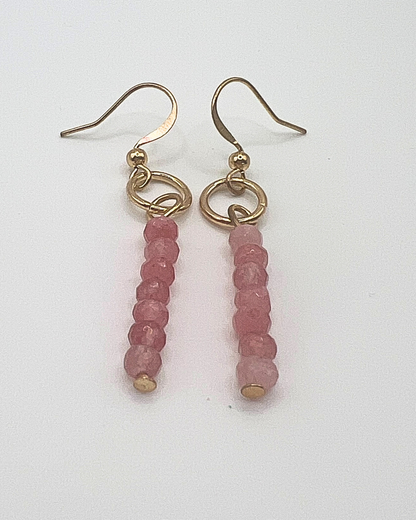 Vintage oorbellen met roze natuursteen kraal.
