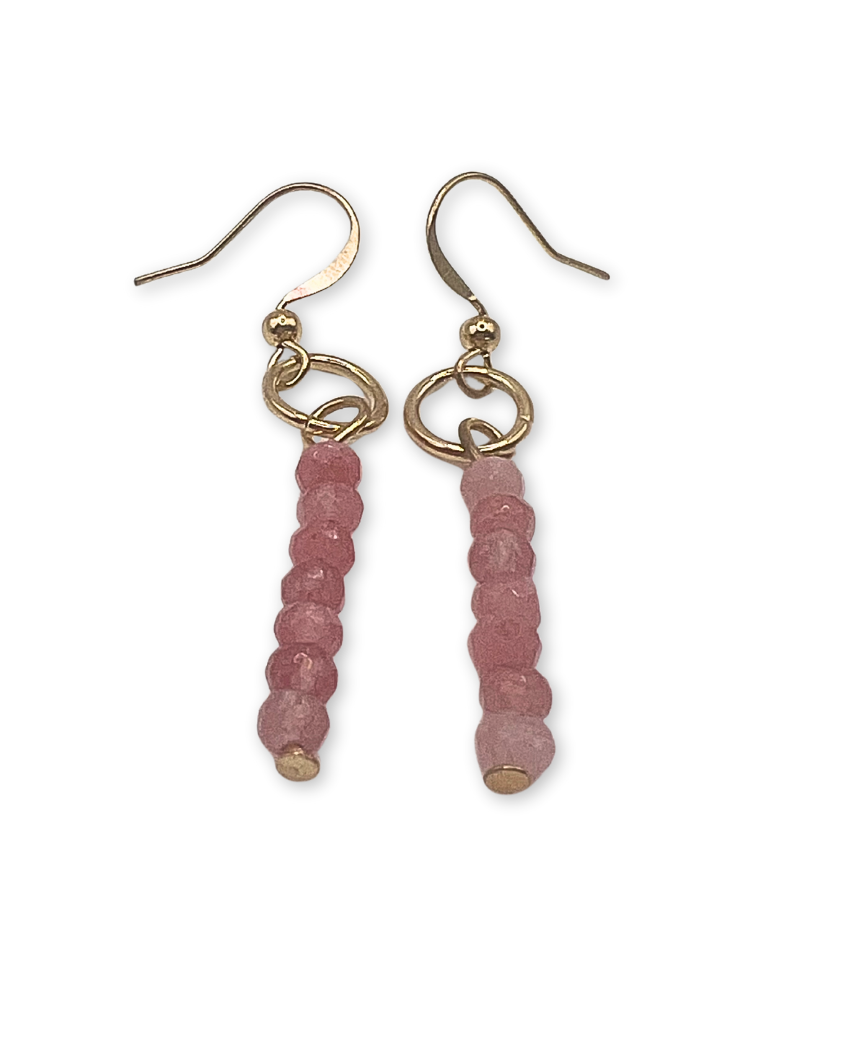 Vintage oorbellen met roze natuursteen kraal.
