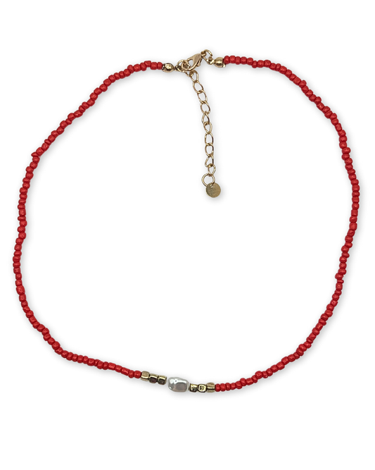 Chokerketting met rode kraaltjes en witte imitatieparel.