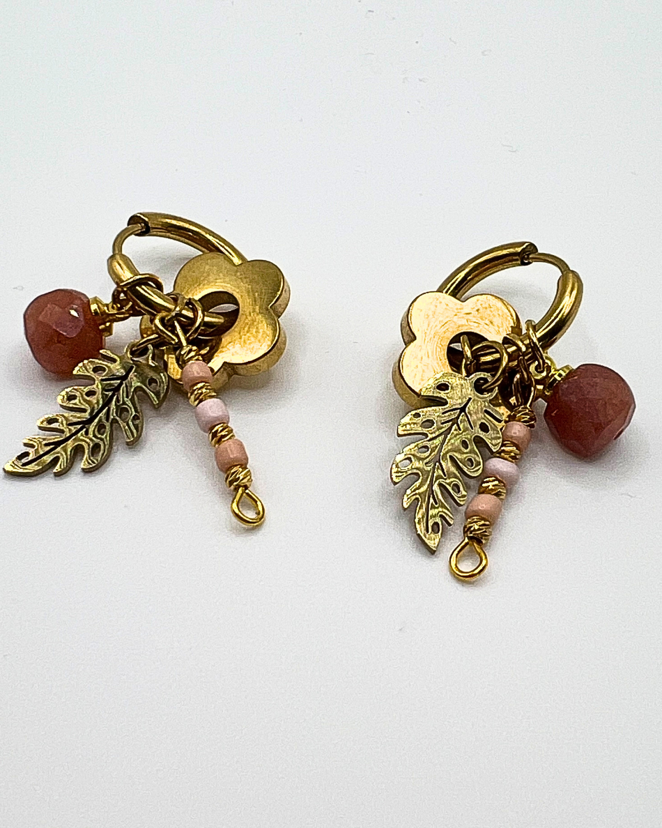 Goudkleurige oorringen met bedels van aarbei kristal, roze kralen, blaadje en bloem