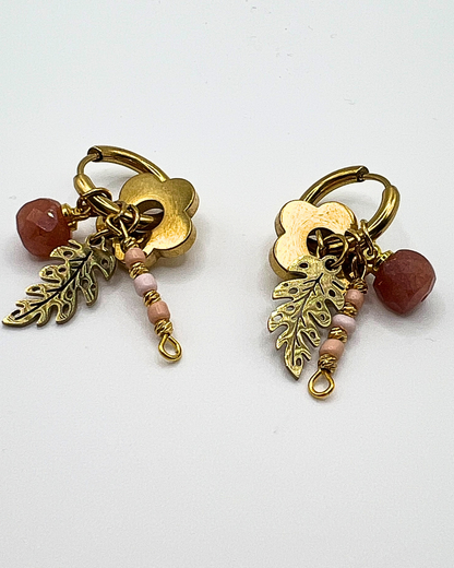 Goudkleurige oorringen met bedels van aarbei kristal, roze kralen, blaadje en bloem