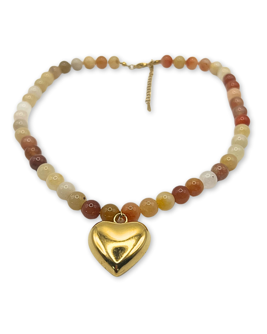 Veelkleurige natuurstenen kralenketting met vergulde gouden hart hanger.