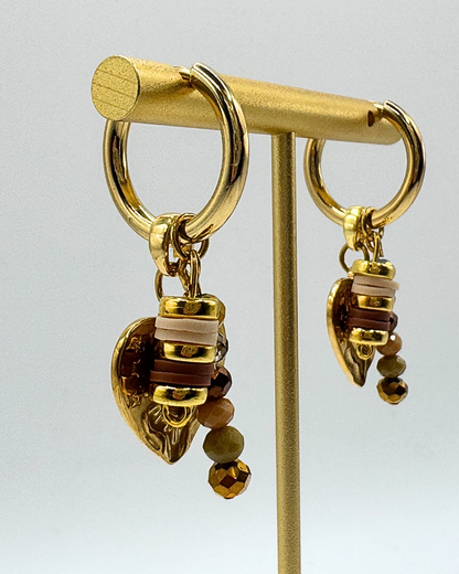 Goudkleurige oorringen met hartjesbedel