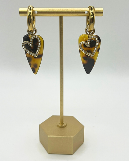 Goudkleurige oorhangers met leopard hart en parelhartje