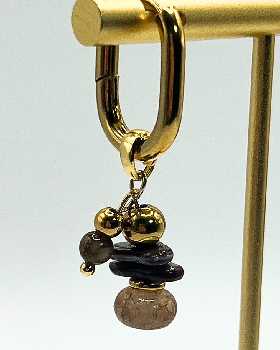 Goudkleurige ovalen oorhangers met bruine kralen