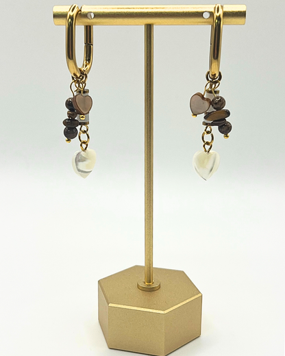 Ovaalvormige oorbellen met hartdetails en natuurtinten kralen