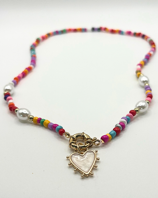 Kleurrijke kralen en parelketting met hartbedel.