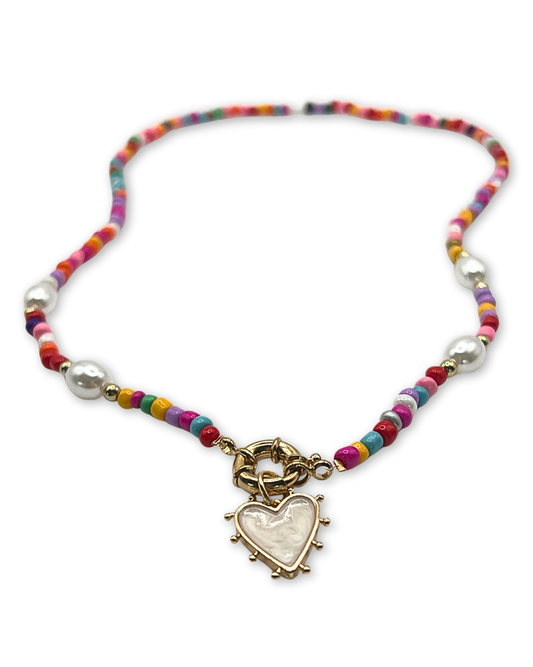 Kleurrijke kralen en parelketting met hartbedel.