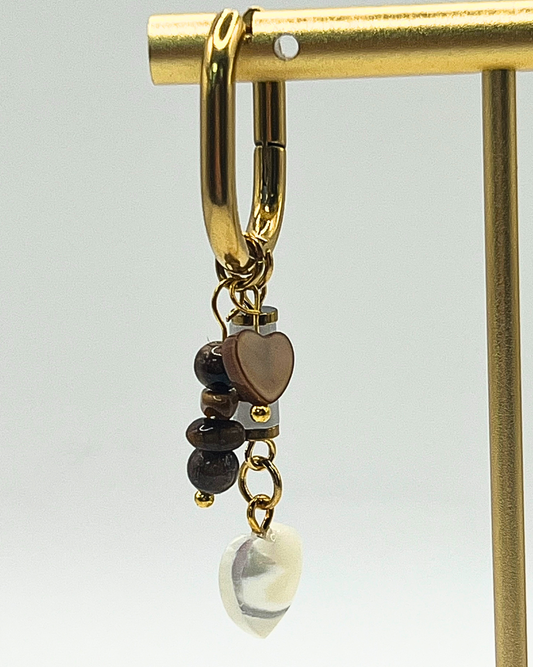 Ovaalvormige oorbellen met hartdetails en natuurtinten kralen