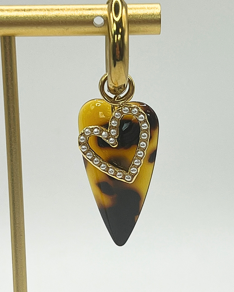 Goudkleurige oorhangers met leopard hart en parelhartje