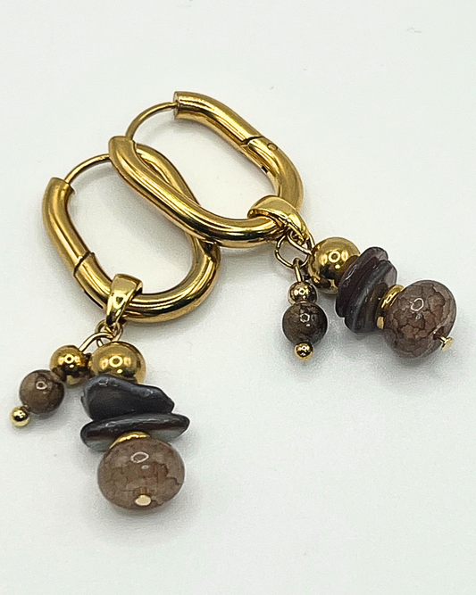 Goudkleurige ovalen oorhangers met bruine kralen