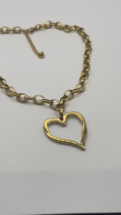 Goudkleurige schakelketting met grote harthanger