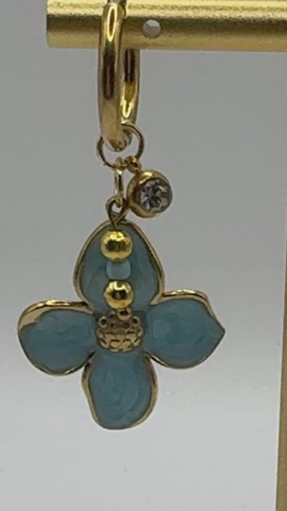 Oorringen met blauwe bloem, kralen en strass steentje