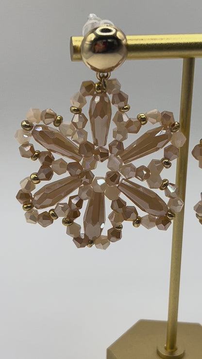Bloemvormige oorbellen van diverse soorten kralen in beige tinten