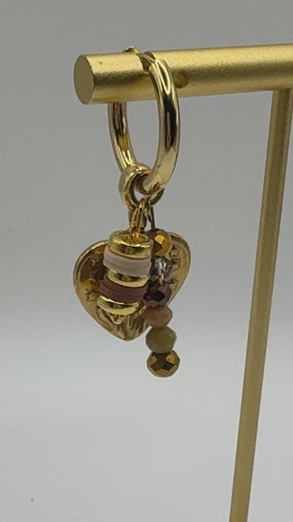 Goudkleurige oorringen met hartjesbedel