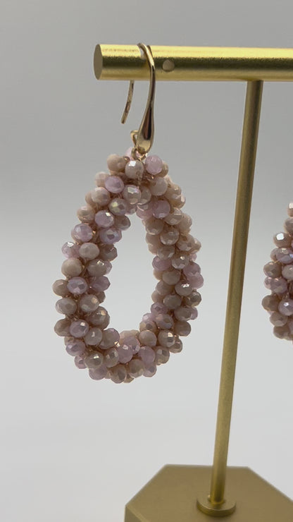 Druppelvormige oorbellen van glaskraaltjes in zacht roze en beige