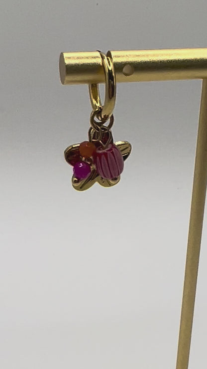 Goudkleurige oorbellen met drie bedels van lila natuursteen en bloem